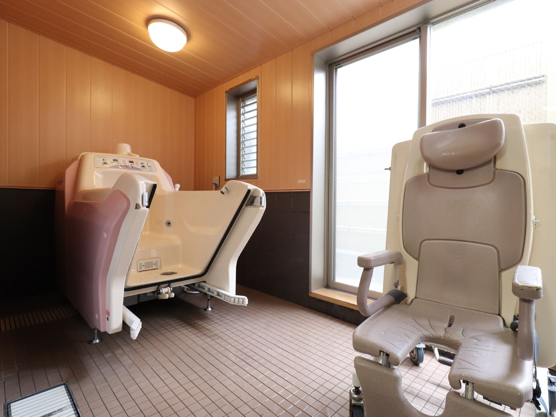 特殊な機械を用いて入浴する。こちらの機械は、座位体制のまま入浴できるようになっている。介助者がついての入浴になっている。
