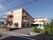 施設はＬ字型をした３階建てである。内側の角の部分に出入口があり、道路側には非常階段がある。外壁は明るいサーモンピンクである。