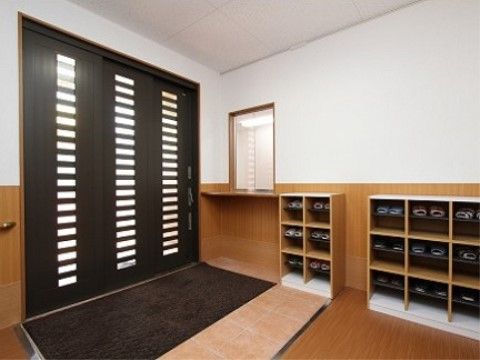 SEOま・も・る。バリアフリーの玄関は、車いすのまま入館することが可能になっております。