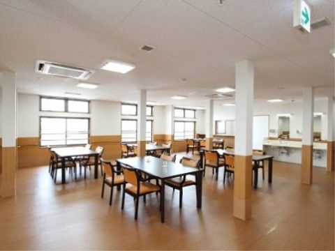 SEOま・も・るの食堂兼居間。明るく広々としたこちらの空間では、毎日多くの入居者様で賑わっております。