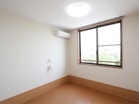 SEOま・も・るの居室。冷暖房完備の清潔な居室は完全個室制となっており、毎日自分だけの時間を過ごせます。