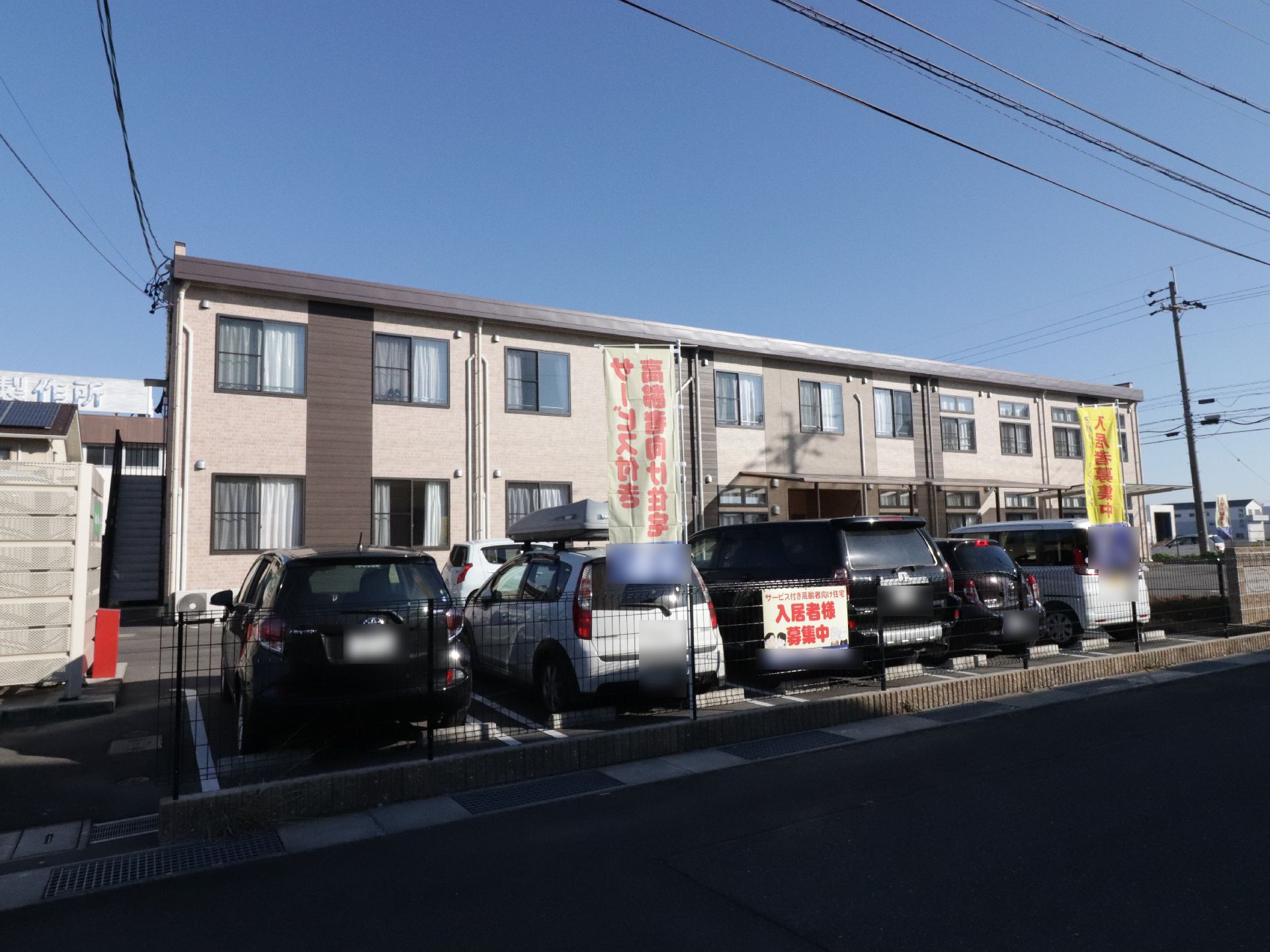 道路に面した施設ですが、フェンスで敷地をかこっているほか、舗装整備がされており段差がなくあるきやすくなっている。