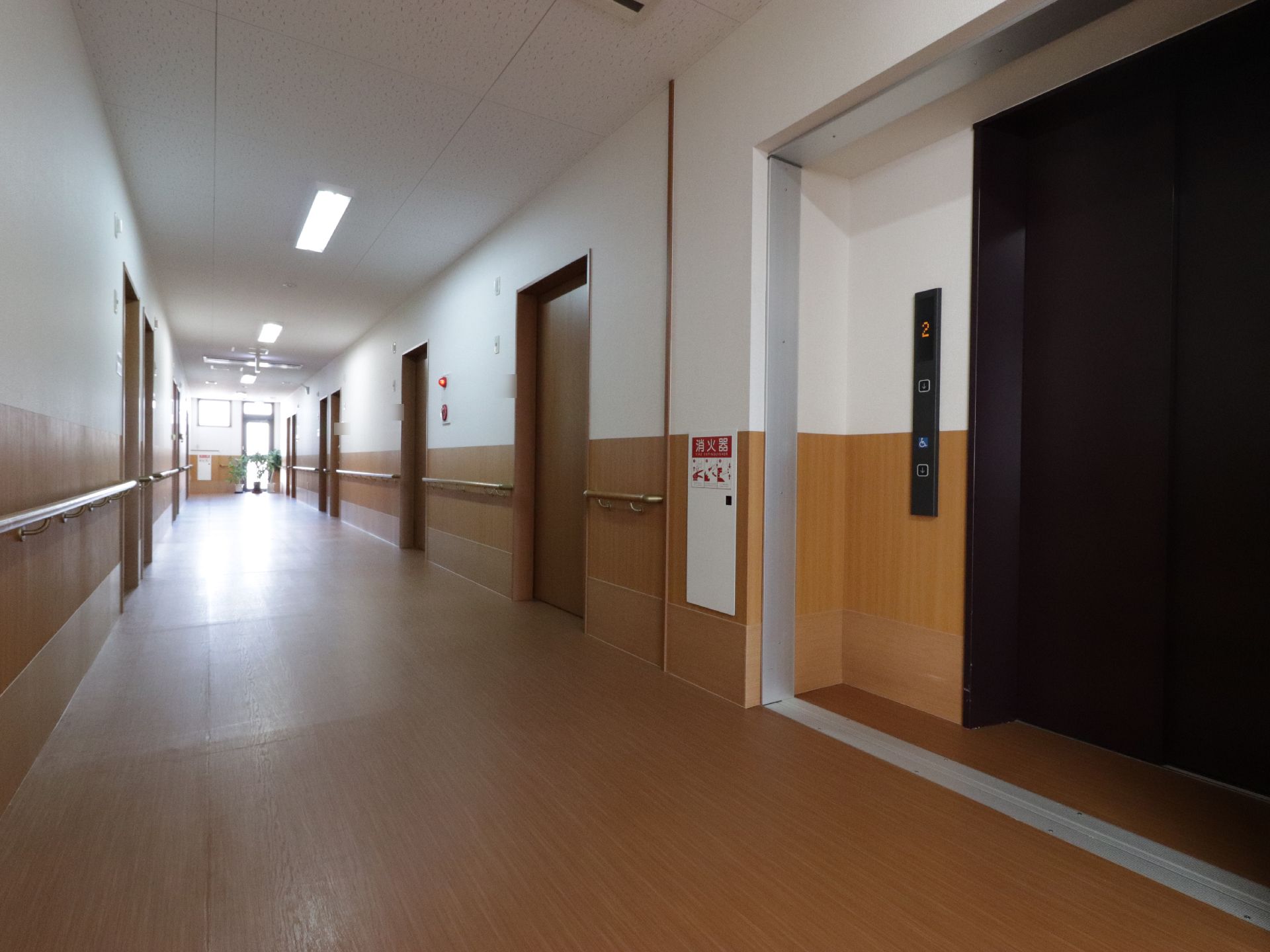 廊下はウッドフロアで、部屋とエレベーターを段差のない状態でつなげているので、車椅子の入居者様でも容易に利用することができる。