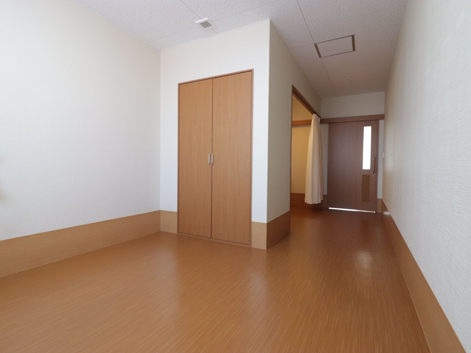 明るく清潔なお風呂場で、洗い場にはシャワーチェアがおいてあるので、足腰に負担をかけずに洗髪などができる。