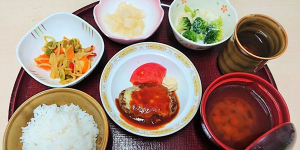 ハンバーグとブロッコリーのサラダ、ごはんと味噌汁のセット