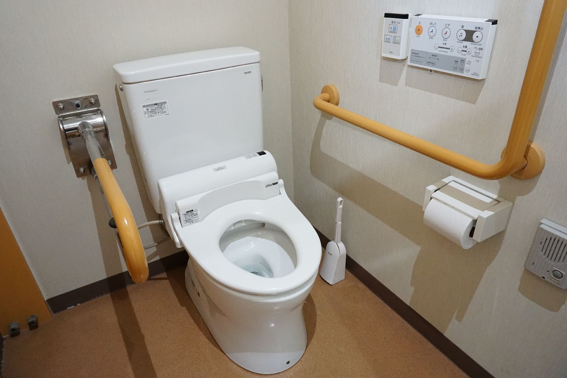 バリアフリーで手すりが取り付けられているトイレ
