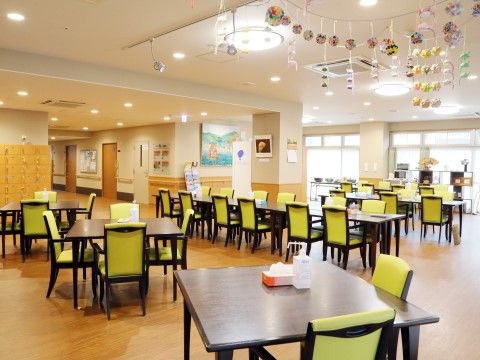 「えん高蔵寺」食堂。笑い声が絶えない、アットホームな空気が漂う食堂。