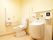 温水洗浄暖房便座トイレがある。手すりが取り付けられている。呼び出しボタンがある。オストメイト用の汚物流しがある。