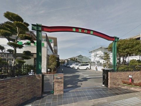 有料老人ホーム瑞宝の里のエントランス。初めての方でも分かりやすい当施設のエントランスアーチ。駐車場に直結しております。