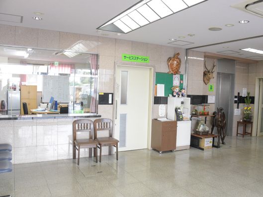 サービスステーション前