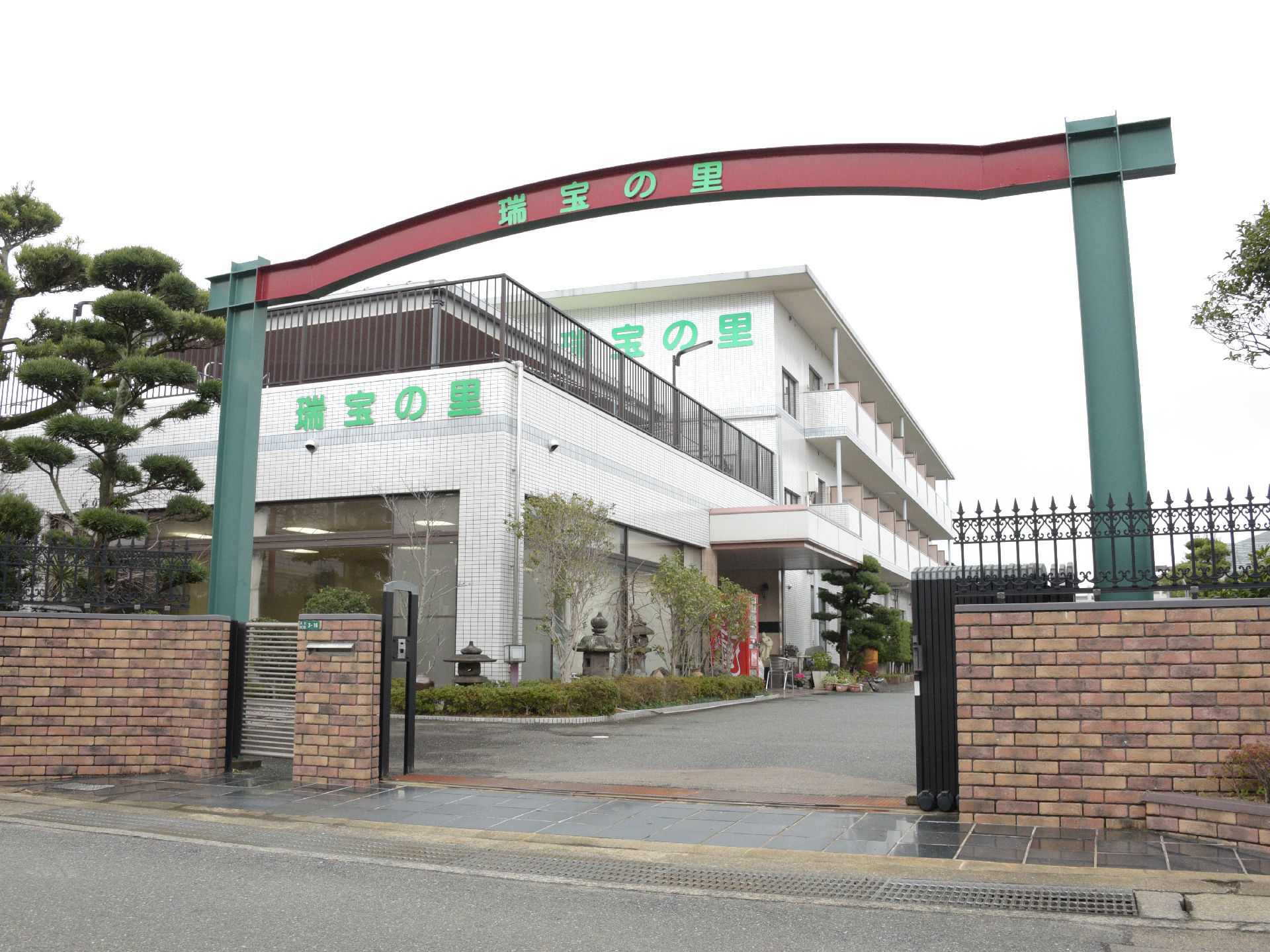 施設名が入り口の門、建物などにわかりやすく表示された施設