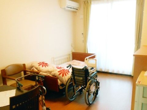 「ワールドステイ八本松」の居室。車椅子の方でも、動きやすい設計になっている。