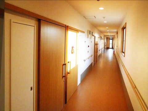 「ワールドステイ八本松」の廊下。横幅が広く、手すりも設置し、歩行の方と車椅子の方にも安心して移動が行える。
