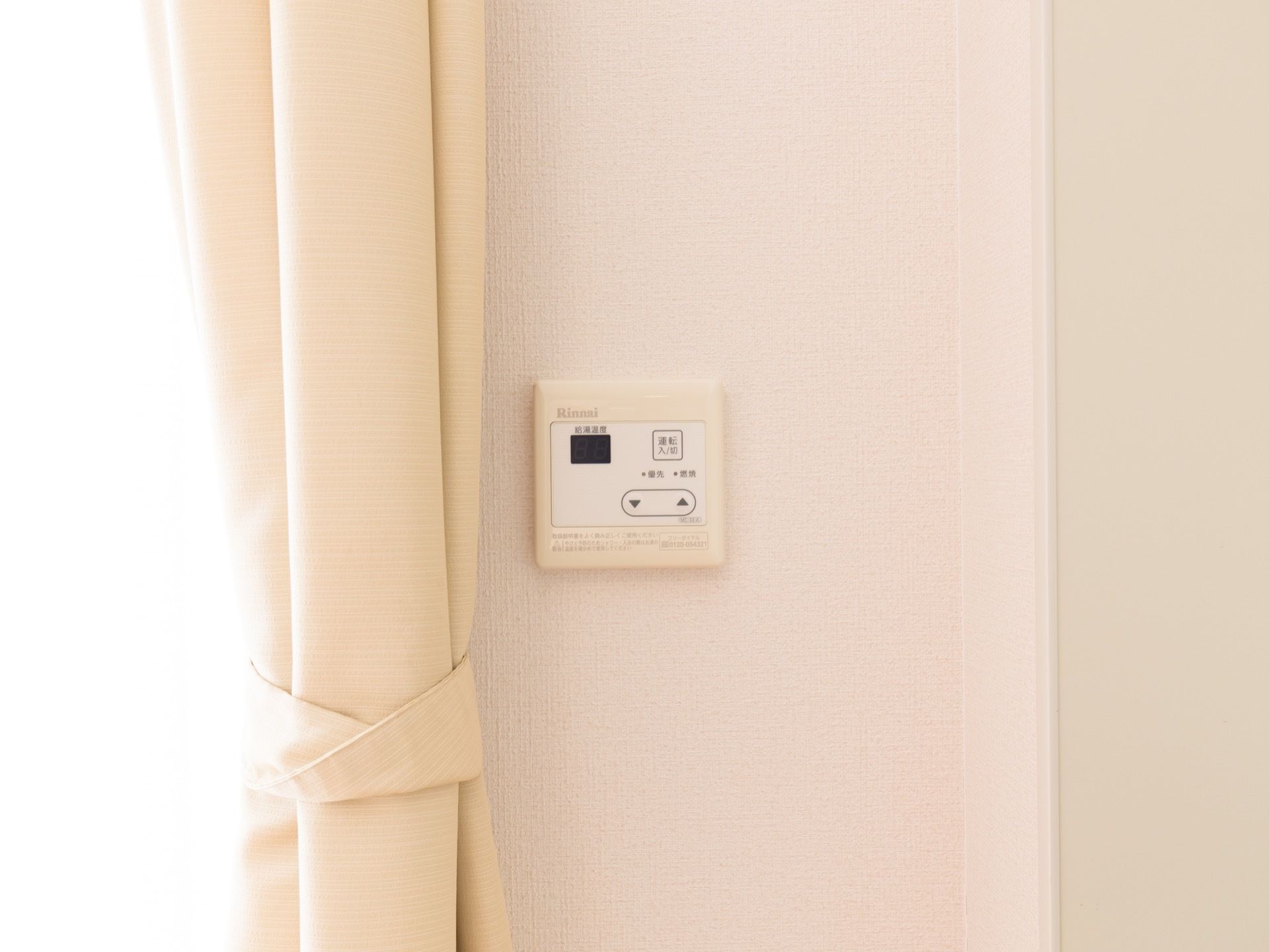 壁に給湯器の温度設定をするスイッチが取り付けてある。自分で好みの温度にお湯を沸かすことが可能である。