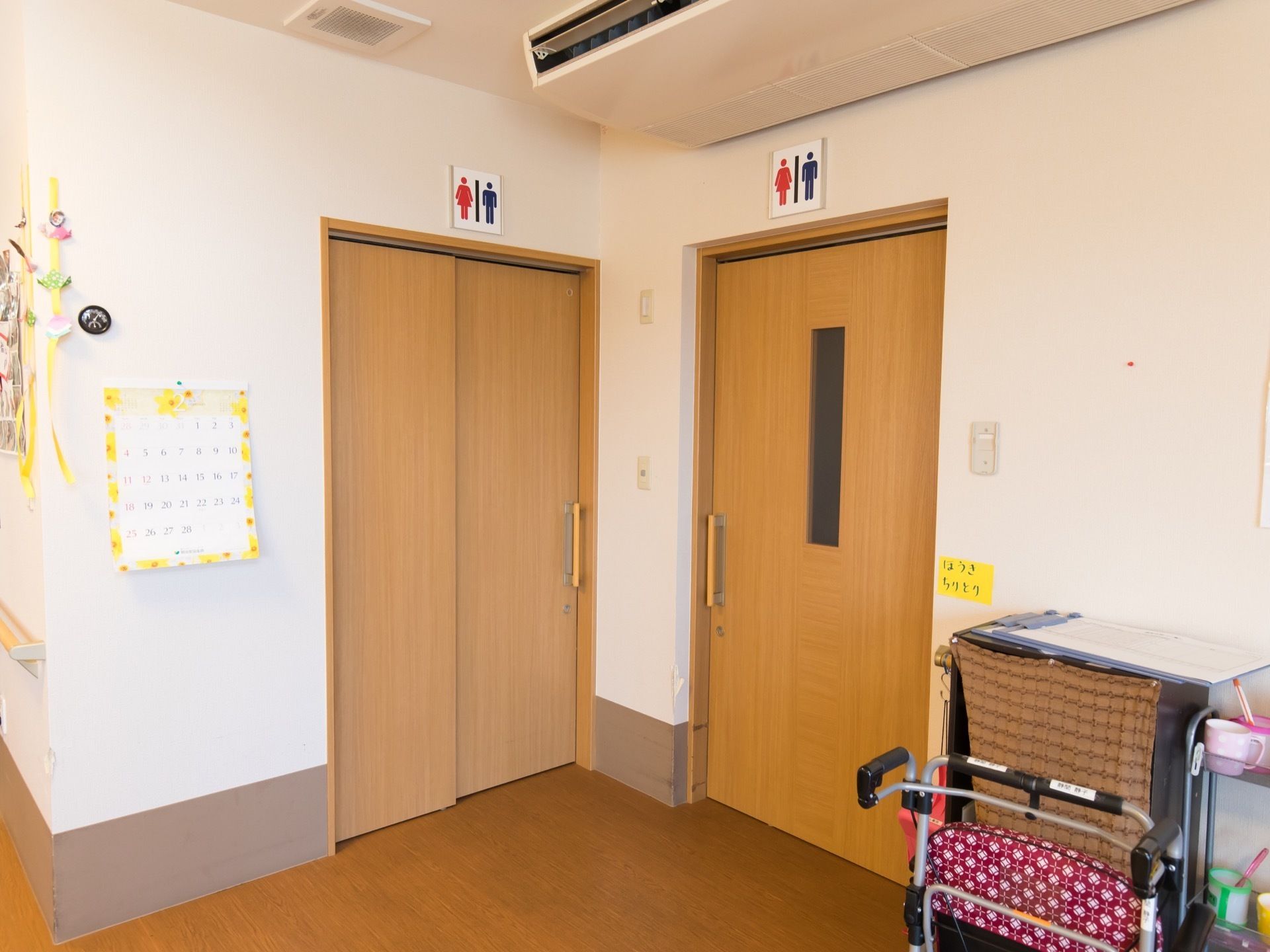 共用のトイレである。引き戸になっており、段差もないため、車椅子でも入りやすい。鍵が低い位置にあるため、締める際に手間がない。