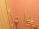 明るく清潔なトイレ設備のある部屋