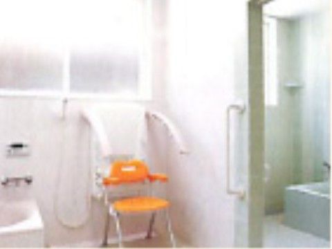 森の駅の浴室。介助器具を設置していますので、ご負担少なくご入浴いただけます。