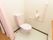 各居室にトイレが備えつけられ、アコーディオンカーテンで仕切られている。壁には非常ボタンが設置されている。