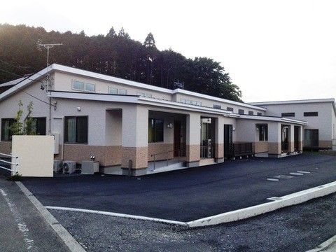 木造平屋建ての施設である。ひさし付きのエントランスには、手すりが設置されたスロープが設けられている。