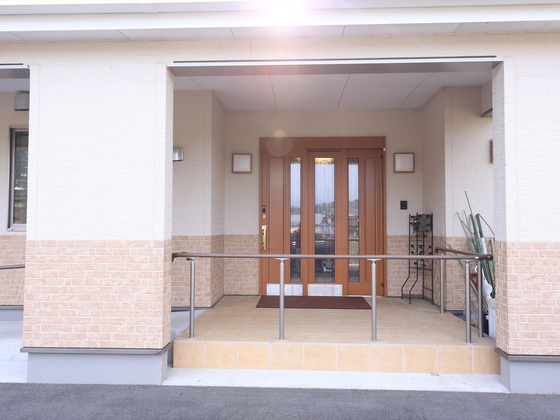 マンションのエントランスを思わせるような高級感がある。周辺には手すりが完備されているので安全に通行ができる。