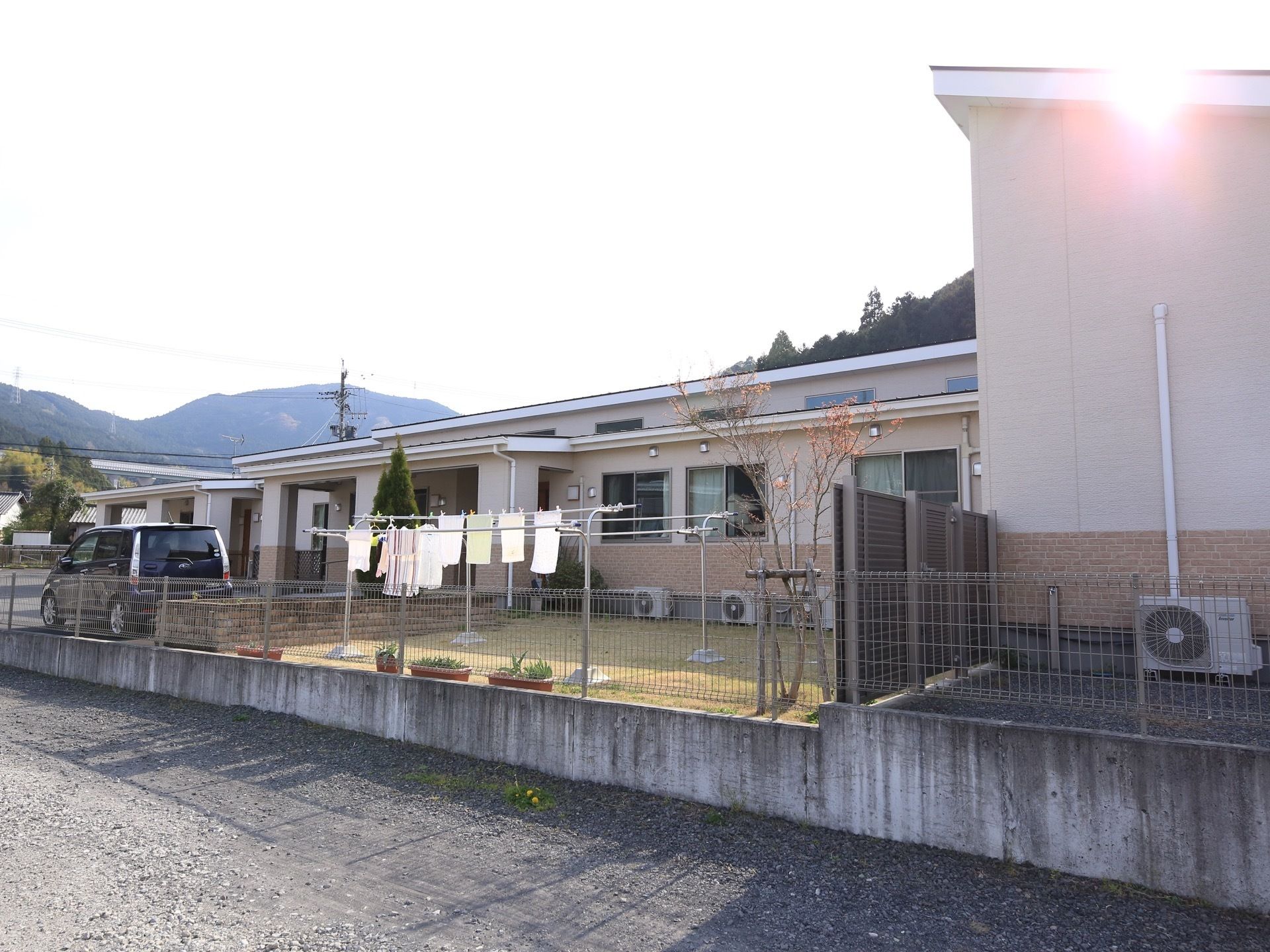 施設は平屋建てなのでベランダがない代わりに、庭に洗濯物を干している。物干しスペースが２ヶ所ある。プランターが置かれている。