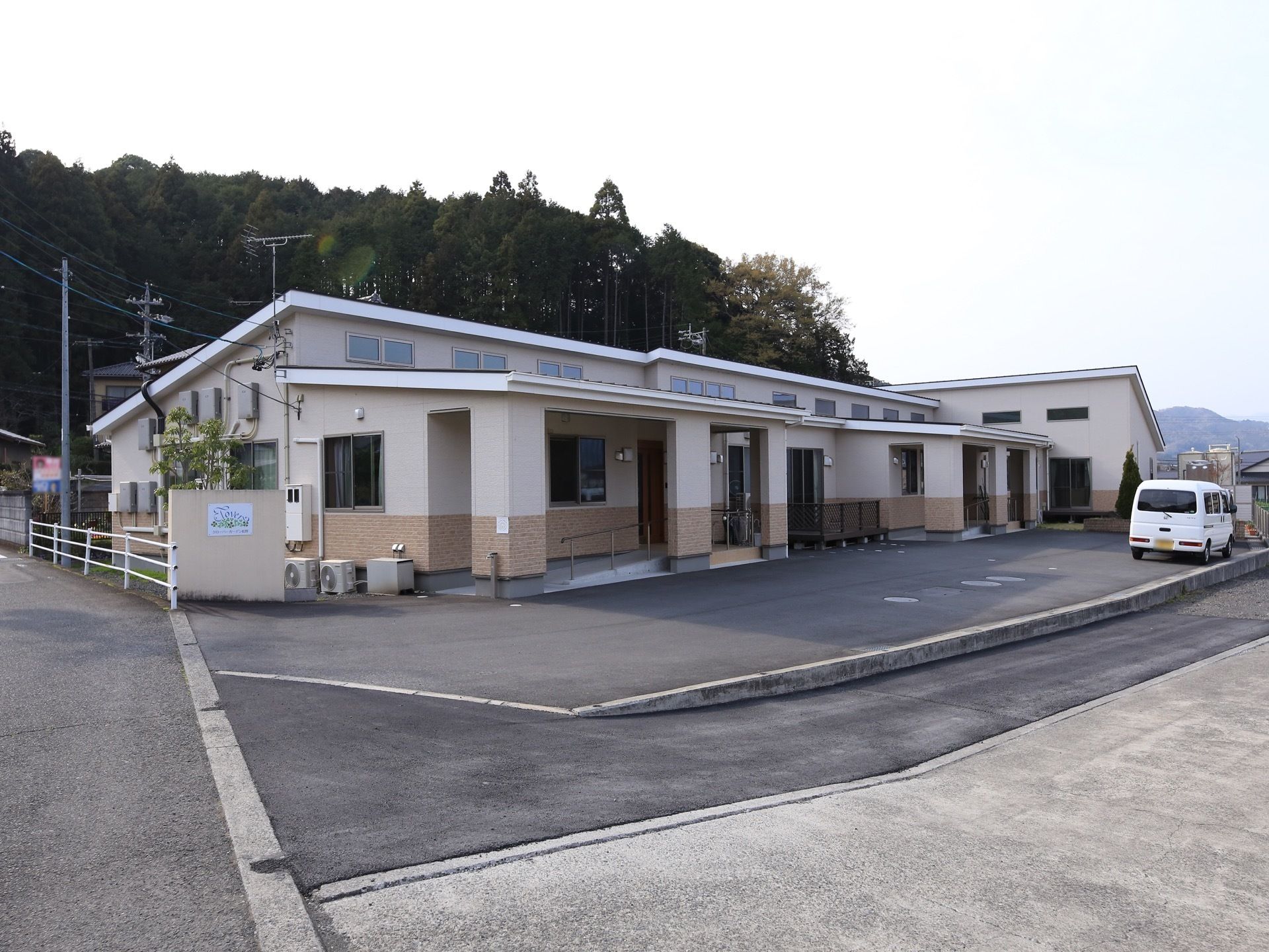 天窓のあるおしゃれな平屋建ての建物である。周辺はアスファルトで整地され、車椅子をご利用の方にとって通行しやすい。