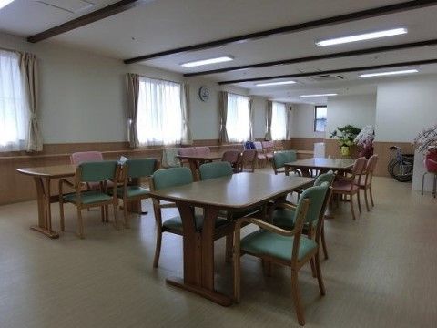 クローバーガーデン富士宮の食堂・機能訓練室。４人1組のダイニングセットが展開されている。
