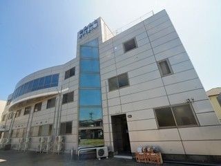 かいてきの郷の外観。地上３階建て。