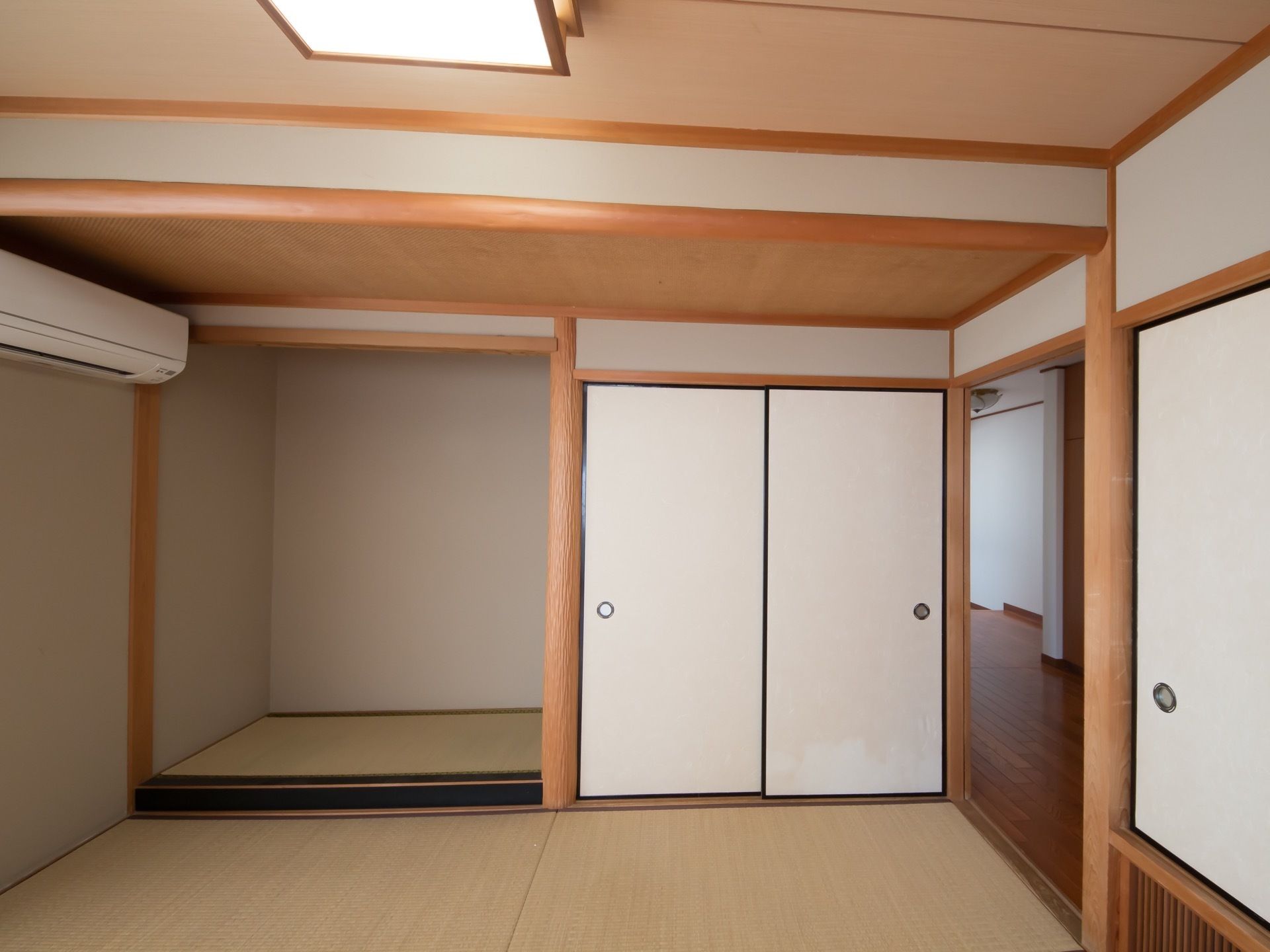 和の雰囲気がただよう、和室が備えつけられている。エアコンを完備。広々とした床の間や押し入れも設置されてある。