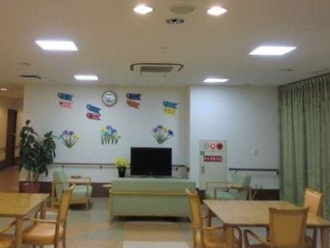 壁面に鯉のぼりや勝負などの絵飾りがあるこぢんまりとした共有スペース