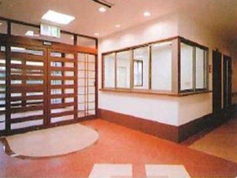 シニアコート徳洲会天美の玄関ホール。皆様をお迎えするエントランス