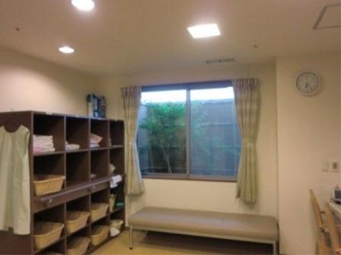 シニアコート徳洲会天美の脱衣所。銭湯のように棚が取り付けられた脱衣所