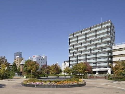 駅の目の前に建っている施設である。広々とした広場に面しており、景色が良い。緑豊かな場所にあり、明るい雰囲気である。