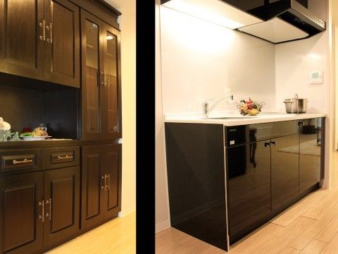 キッチンには黒を基調としたIHコンロが設置されている。食器棚は十分な収納スペースがあり、使い勝手が良い。