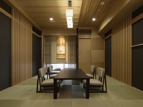 ゲストルームは、シックな和室となっている。落ち着いた雰囲気であり、ゆったりと過ごすことができる十分な広さがある。