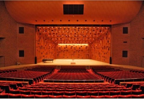 徒歩４分の場所のアルカイックホールである。全1820席のホールでは年間を通じて様々なイベントが開催されている。