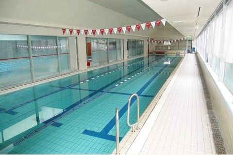 施設には屋内プールが設置されており、入居者様は運動の一環としてスタッフの指導のもといつでも使用することができる。