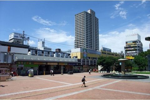 阪神尼崎駅より徒歩２分という立地である。駅前には中央公園が広がっており、お手軽な散歩コースとして利用できる。