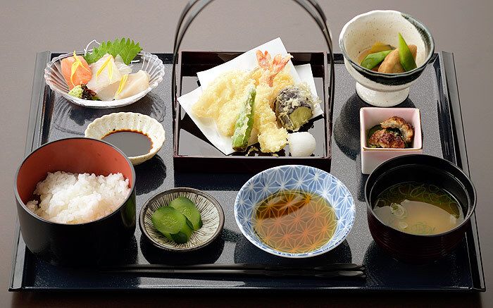 天ぷらの盛り合わせと刺身や煮物のセット