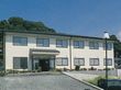 自然に囲まれていて親しみがある施設。緑の香りや日の光を感じながら、入居者様はのんびり生活することができる。
