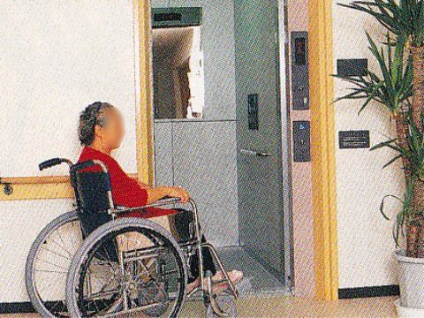 鏡と手すりが設置されているエレベーターがあるので、車椅子やお身体の不自由な入居者様でも移動しやすい。