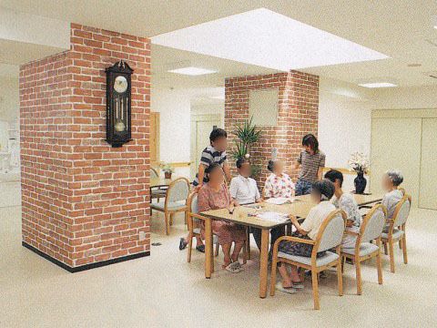 レンガ風の柱が特徴的な食堂では、お食事だけでなく、入居者様同士でお話やスタッフとの交流も楽しむことができる。