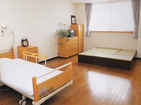 フローリングと家具が調和したお部屋には、4.5畳の台が置かれており、和を感じながらのんびり過ごすことができる。