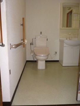 お部屋にはバリアフリーのトイレが完備されている。壁には手すりも付いているので、お1人での使用も安全である。