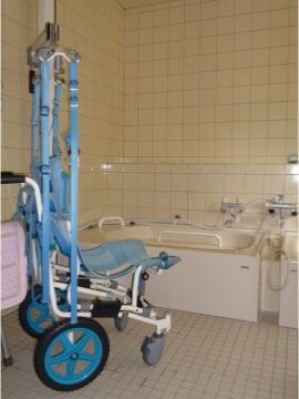 手すり付きで広さが十分の浴室では、入居者様の状況にあわせて様々な入浴スタイルで気持ちよく利用することができる。