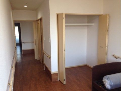 入り口を入って右手にトイレ、大きめのクローゼットが配置されたひとり用の居室