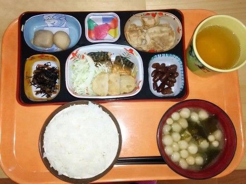メグミ神川の食事。お膳に様々な美味しい物がのっている