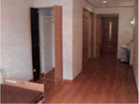 居室にはハンガーパイプ付きの収納庫が設置されており、入居者様は洋服などの大切な衣類を掛けることができる。
