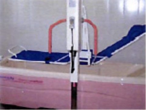 浴室には介助浴槽が設置されており、体を動かすことが困難な入居者様も体に負担をかけることなく入浴することができる。