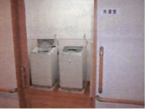 清潔感のある洗濯室は完全な個室になっており、入居者様がご利用時に見られることがなくプライバシーが確保されている。
